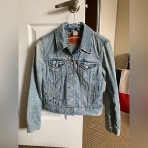 Selling this cute Levi’s jean jacket. Size XS. In perfect condition.